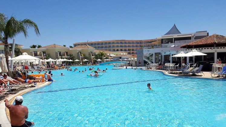 Большой бассейн на территории отеля, Atlantica Aeneas Resort Spa, Айя Напа, Кипр
