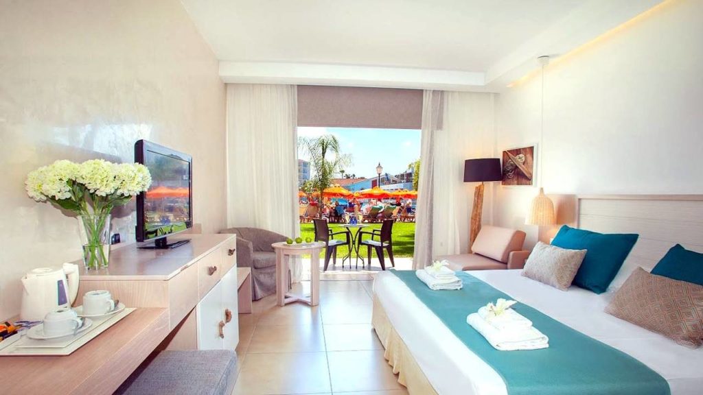 Однокомнатный номер Double Premium With Direct Pool Access, Atlantica Aeneas Resort Spa, Айя Напа, Кипр