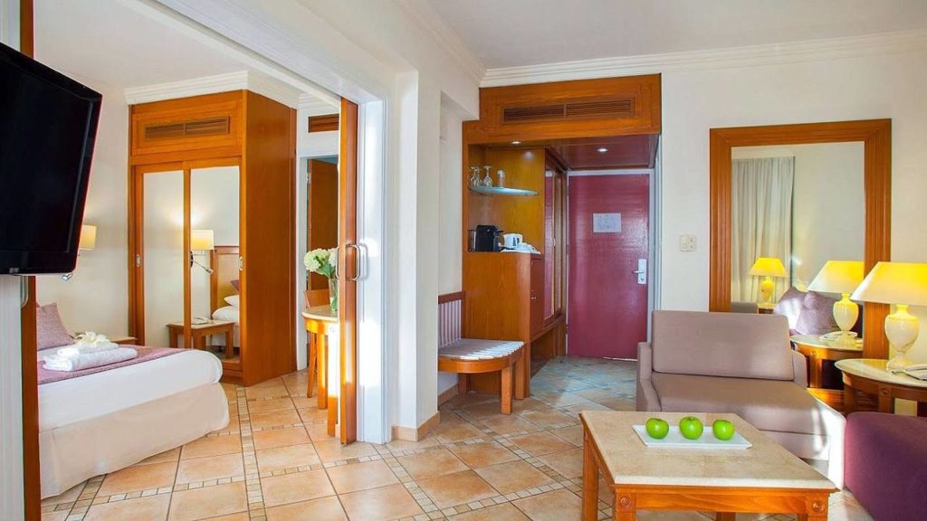 Гостиная номера Family One Bedroom Suite, Atlantica Aeneas Resort Spa, Айя Напа, Кипр
