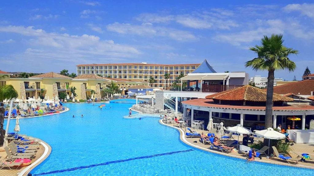 Лежаки и зонтики по периметру бассейна, Atlantica Aeneas Resort Spa, Айя Напа, Кипр