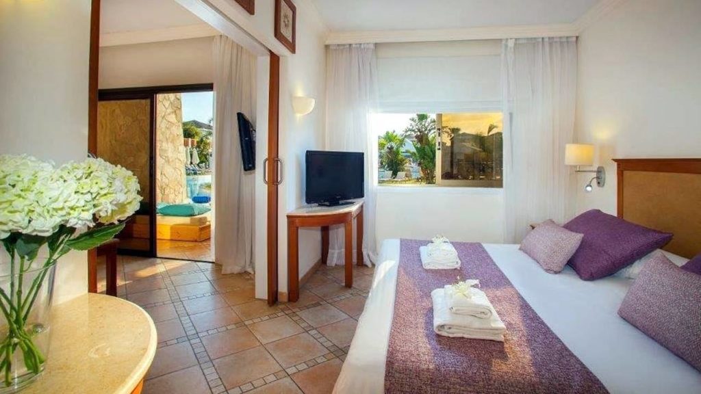 Спальня семейного двухкомнатного номера Family One Bedroom Suite, Atlantica Aeneas Resort Spa, Айя Напа, Кипр