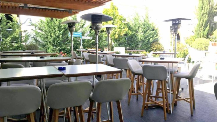 Высокие стульчики в ресторане, Peninsula Beach, Лимассол Марина, Кипр