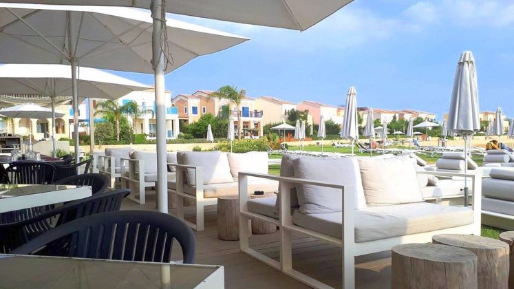 Мягкие диванчики в ресторане, Peninsula Beach, Лимассол Марина, Кипр