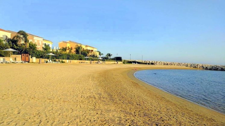 Мягкий чистый песок пляжа, Peninsula Beach, Лимассол Марина, Кипр