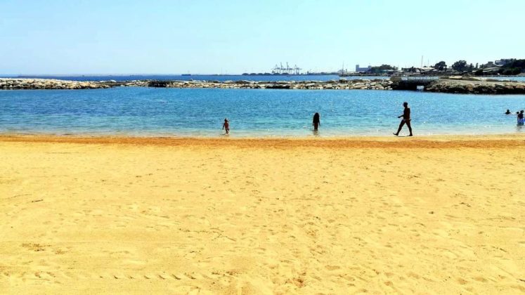 Мягкий золотистый песок на пляже, Peninsula Beach, Лимассол Марина, Кипр