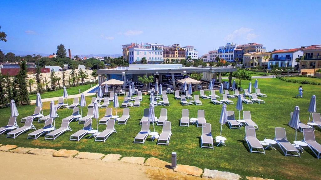 Шезлонги на пляже марины Лимассола, Peninsula Beach, Лимассол Марина, Кипр