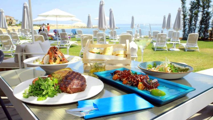 Вид с ресторана на пляж, Peninsula Beach, Лимассол Марина, Кипр