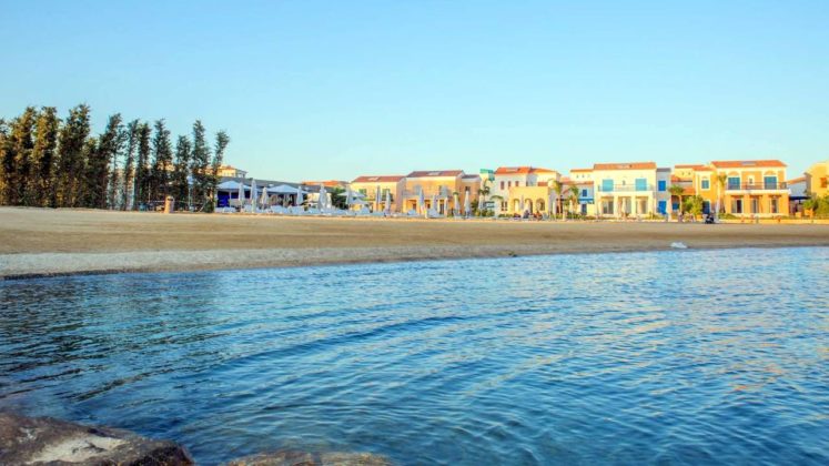 Прозрачная вода залива пляжа, Peninsula Beach, Лимассол Марина, Кипр