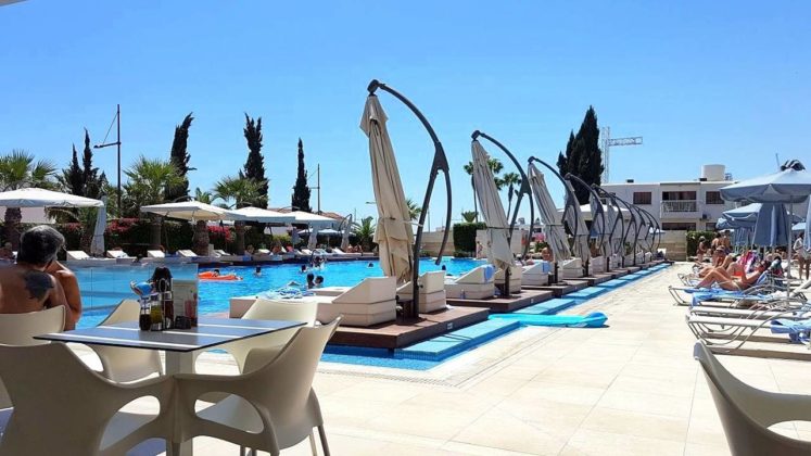 Шезлонги возле бассейна, Nestor Hotel, Айя Напа, Кипр