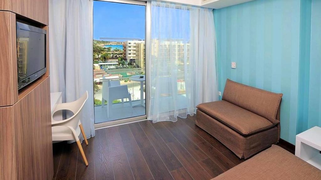 Выход к балкончику номера Family Junior Suites, Nestor Hotel, Айя Напа, Кипр